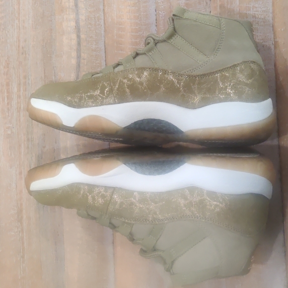 Jordan 11's‎ Olive Lux - Picture 4 of 11